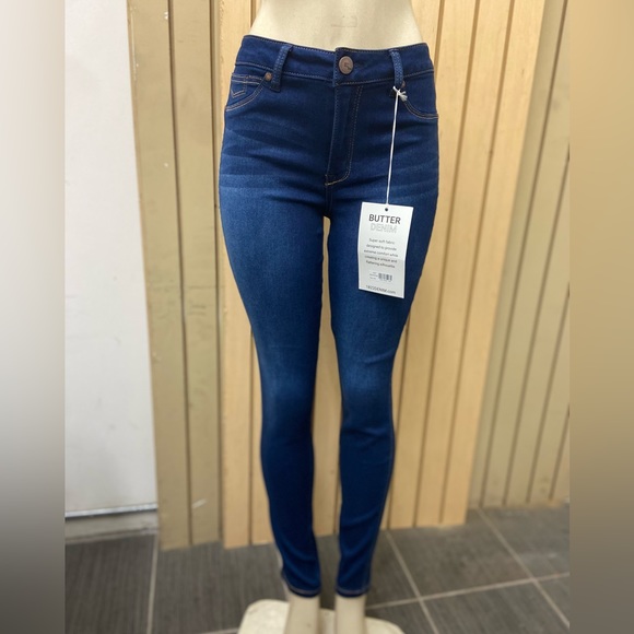 1822 NEW High Rise Butter Skinny Denim - Picture 6 of 7